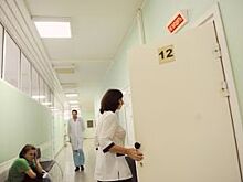 «Тащить вас некому». Пациенты больницы вынуждены ползать на четвереньках