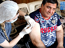 Сайгидпаша Умаханов получил второй компонент вакцины против COVID-19