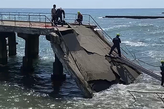 Причал с рыбаками обрушился в Алуште