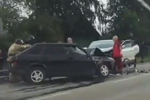 В Арамиле в тройном ДТП пострадали два человека (ВИДЕО)