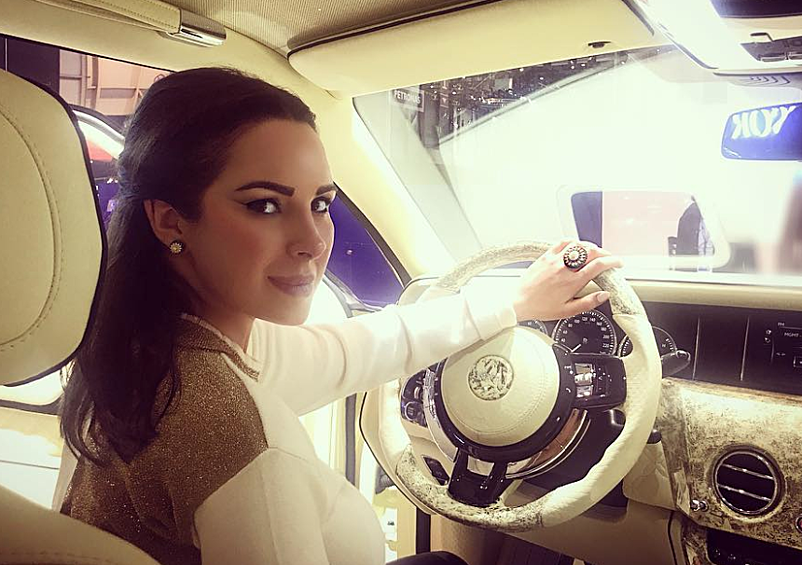  Девушка за рулем Rolls-Royce