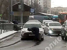 В Петербурге мужчина решил помолиться на проезжей части и заблокировал движение