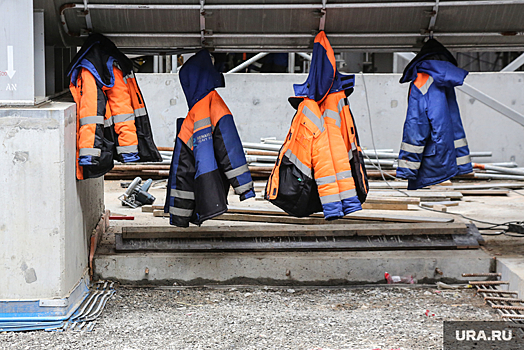 Сотрудникам нефтесервиса СНПХ в ХМАО приходится работать в изношенной одежде и калошах