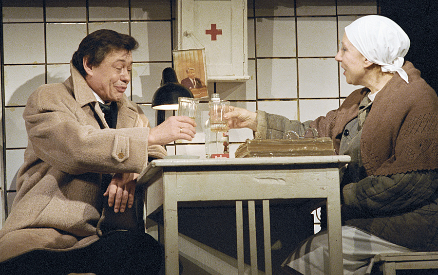 Инна Чурикова и Николай Караченцов в спектакле театра Ленком "Сорри", 1997 год