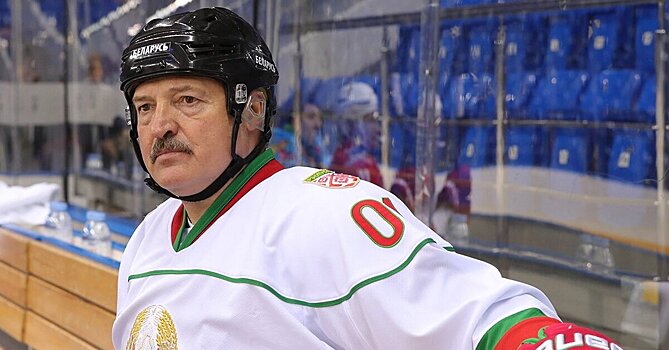 Команда Лукашенко обыграла хоккеистов Витебской области (8:4). Сын президента Николай набрал 3 очка, Андрей Костицын сделал дубль