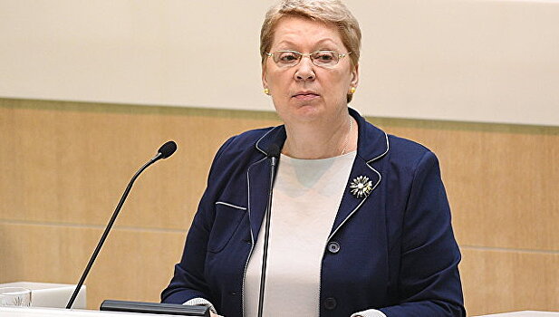 Васильева поддержала запрет на телефоны на уроках