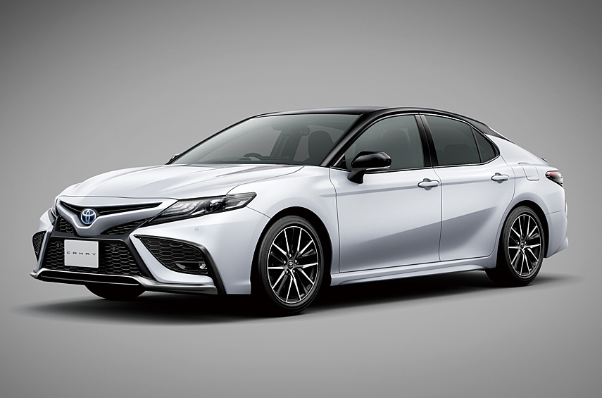 Из 600 тысяч машин, реализованных в 2022-м, на родине продано лишь шесть тысяч. На других рынках, которых более ста, Camry останется. Причиной падения интереса к четырёхдверке Toyota считает рост популярности кроссоверов.