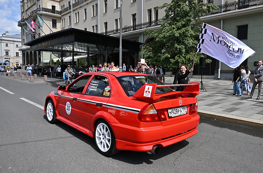 Замечательный Mitsubishi Lancer Evo VI в редкой версии Tommi Makinen Edition уместнее смотрится на трассе «боевого» ралли, чем в расслабленном режиме ретро-соревнований. Но, право, убивать такую редкость в столь сохранном состоянии просто жаль! Тем более, что это уже полноправный янгтаймер — машине исполнилось 25 лет.