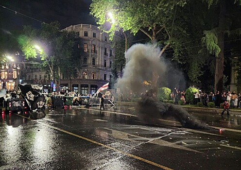 Протестующие в Тбилиси повредили здание парламента
