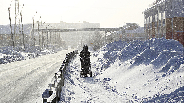 В Салехарде сильный мороз парализовал работу снегоуборочной техники