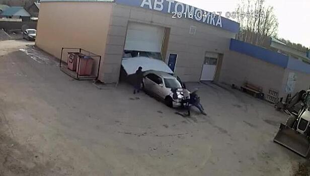 Автомойщик на чужом Mercedes насмерть сбил женщину под Екатеринбургом