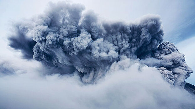 На Курилах вулкан выбросил мощный столб пепла