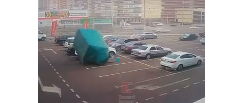 В Краснодаре сорванная ветром палатка повредила три машины. Видео