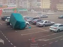 В Краснодаре сорванная ветром палатка повредила три машины. Видео