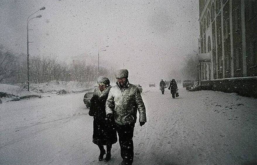 Проспект Ленина, Воркута. «Через центр города проходит проспект Ленина. Большинство театров, кинотеатров и других культурных заведений закрыты, но несмотря сильный снегопад, жители прогуливаются по 6-километровому проспекту».