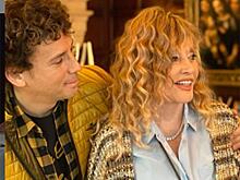 «Чудо же!»: Алла Пугачева и Максим Галкин украсили замок вазами с искусственными цветами