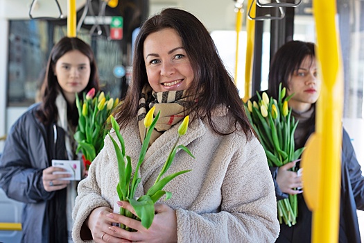 В Москве женщинам в честь 8 марта дарят цветы