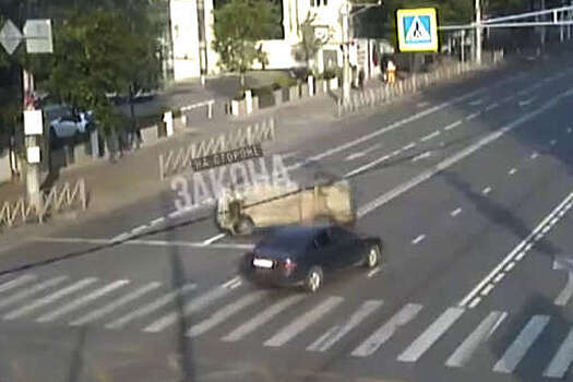 В Краснодаре на видео попал жесткий кульбит легковушки на повороте