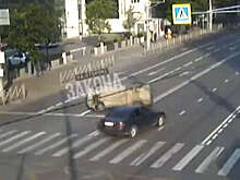 В Краснодаре на видео попал жесткий кульбит легковушки на повороте