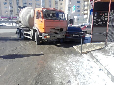 Водитель КАМАЗа не справился с управлением и протаранил припаркованный Mercedes