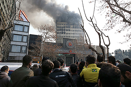 В результате обрушения здания в Тегеране погибли 30 пожарных