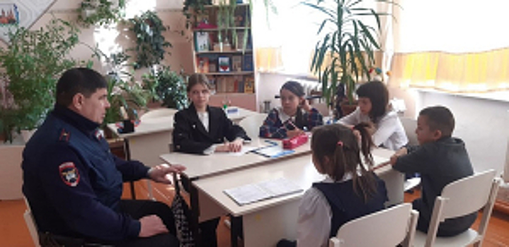 В Самарской области сотрудники отделения Госавтоинспекции провели профилактические беседы с юными жителями региона