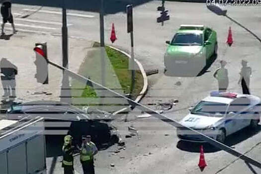 Электрокар Tesla столкнулся с такси в Москве