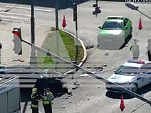 Электрокар Tesla столкнулся с такси в Москве