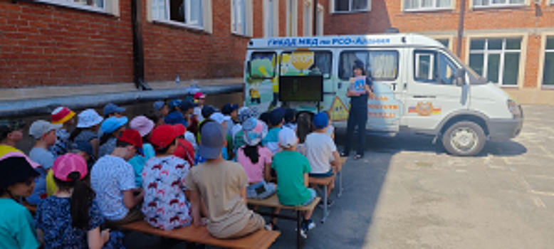 Сотрудники Госавтоинспекции в Северной Осетии с привлечением Агитационного автобуса провели практическое занятие для ребят из гимназии № 4