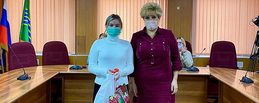 Девушке-сироте из Электрогорска вручили ключи от двухкомнатной квартиры