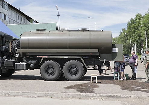 Военнослужащие ЦВО начали раздачу воды в зоне ЧС в Иркутской области