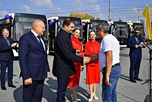 Губернатор Хоценко и мэр Омска передали в парк пассажирского транспорта 20 новых автобусов