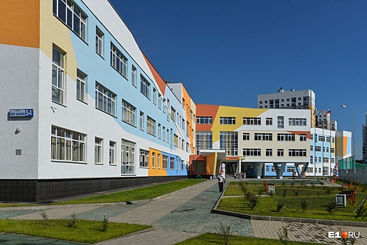 Компанию, которая достроила огромную школу в Академическом, заставили вернуть 190 миллионов рублей