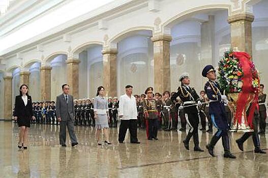 Ким Чен Ын почтил память деда и отца, посетив мавзолей в Пхеньяне