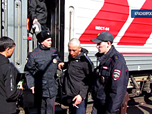 В Красноярском крае транспортные полицейские пресекли хулиганские действия пассажира в поезде