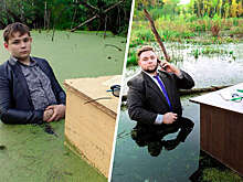 Герой мема "школьник в болоте" спустя семь лет повторил снимок в амплуа клерка
