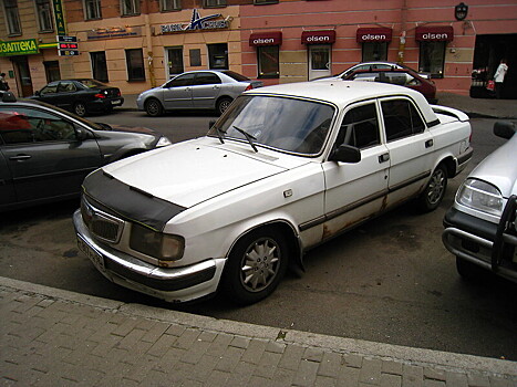 Россиянин восемь лет катался по поддельным правам. В итоге его даже не посадили