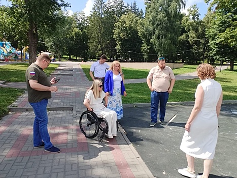 В Курске заменят высокие бордюры у городской поликлиники №1