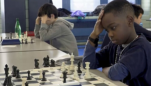 8-летний бездомный беженец из Нигерии выиграл чемпионат штата Нью-Йорка по шахматам