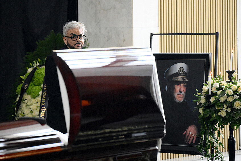 Певец Филипп Киркоров на церемонии прощания со своим отцом - народным артистом России Бедросом Киркоровым - в Большом траурном зале Троекуровского кладбища в Москве, 21 марта 2025 года