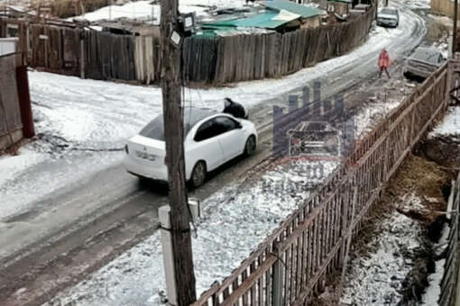В Красноярске водитель сбил и провез на капоте мужчину за сделанное замечание