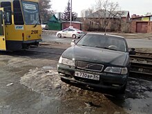 Водитель забыл машину на рельсах и перегородил путь трамваям