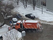 Потоп на Новоузнеской. Заскользивший снегоуборщик протаранил иномарку