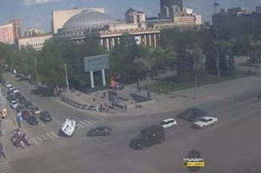 Скорая с пациенткой и медиками опрокинулась на бок в центре Новосибирска