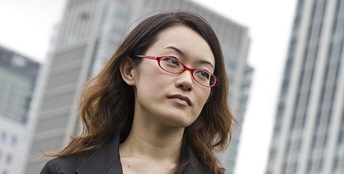 Японок возмутило требование работодателей сменить очки на линзы