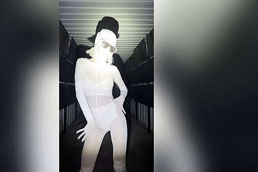 Певица Глюкоза показала фигуру в прозрачном комбинезоне