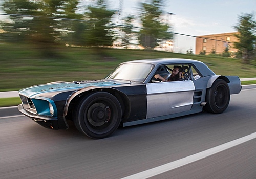 Построен очень низкий хот-род Mustang с двигателем от «Корвета»