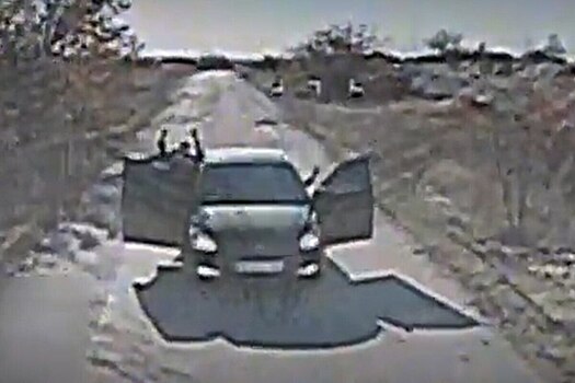 Появились кадры встречи российского дрона с украинским гражданским автомобилем