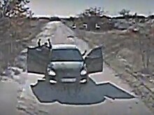 Появились кадры встречи российского дрона с украинским гражданским автомобилем