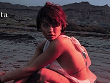 Темное растрепанное каре и золотые казаки: Рита Ора снялась для глянца в новом дерзком образе